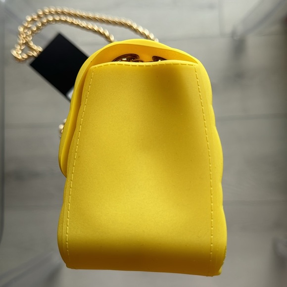 Quilted Bright YELLOW Jelly Purse with adjustable Gold Chain Strap
BRAND NEW! - Picture 3 of 12